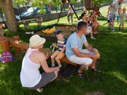 Společné odpoledne rodičů a dětí - natírání popelnic